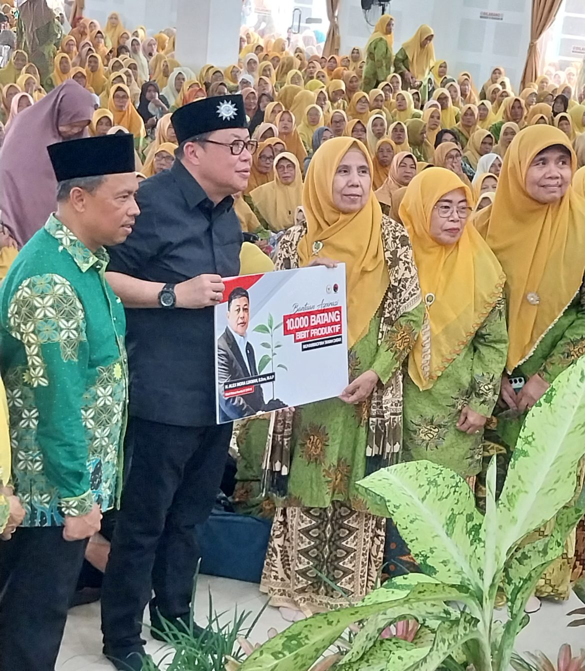 Anggota DPR RI Alek Indra Lukman Serahkan 10.000 Bibit Di Pengajian Aisyiyah Sumbar
