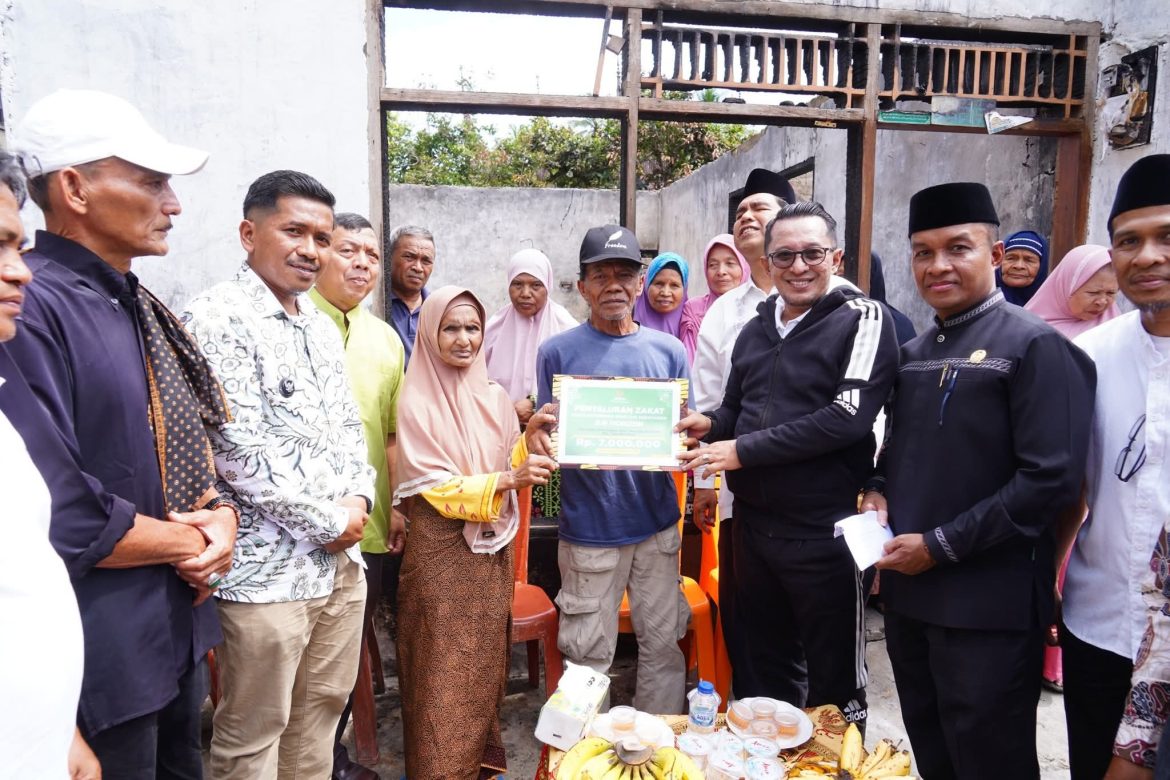 Bupati Tanah Datar Serahkan Bantuan Baznas Untuk Korban Kebakaran Di Nagari Tanjung Barulak