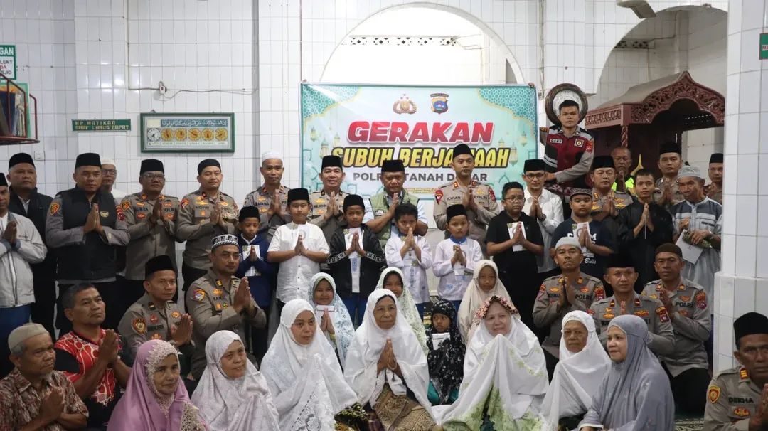 Kapolda Sumbar Perkuat Kamtibmas Lewat Gerakan Subuh Berjamaah Di Masjid Taqwa Parak Juar Batusangkar