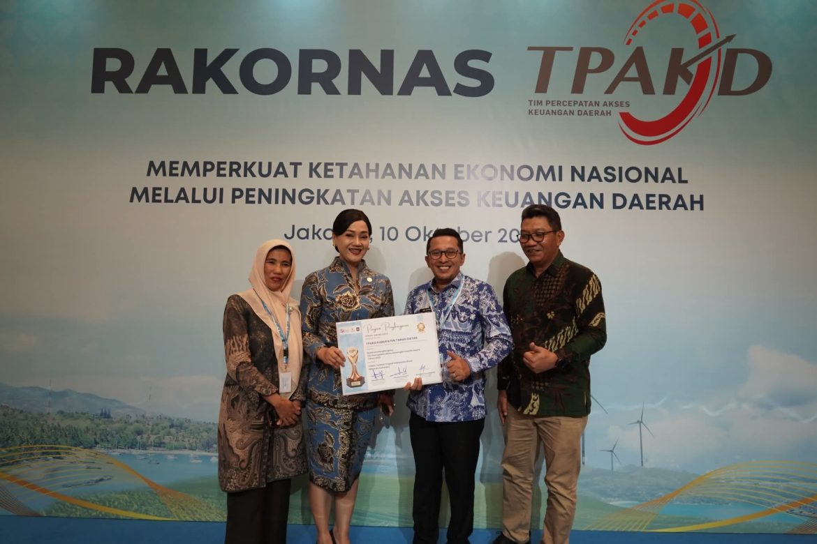 Dengan Program Makan Rendang, Bupati Tanah Datar Terima Piagam Penghargaan dari Otoritas Jasa Keuangan (OJK)