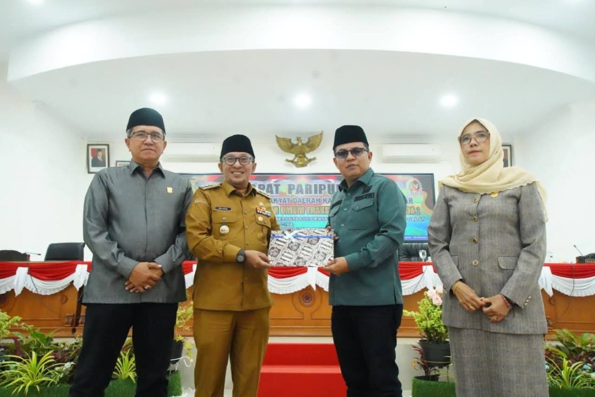 Delapan Fraksi DPRD Sorot  Ranperda Narkoba, Kependudukan dan KLA Disampaikan dalam Paripurna