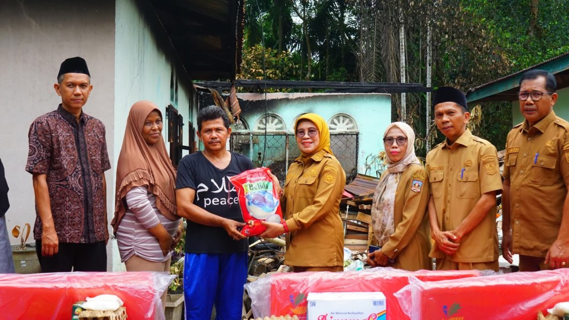 Korban Kebakaran Di Pulau Punjung Dibantu Wabup Dharmasraya