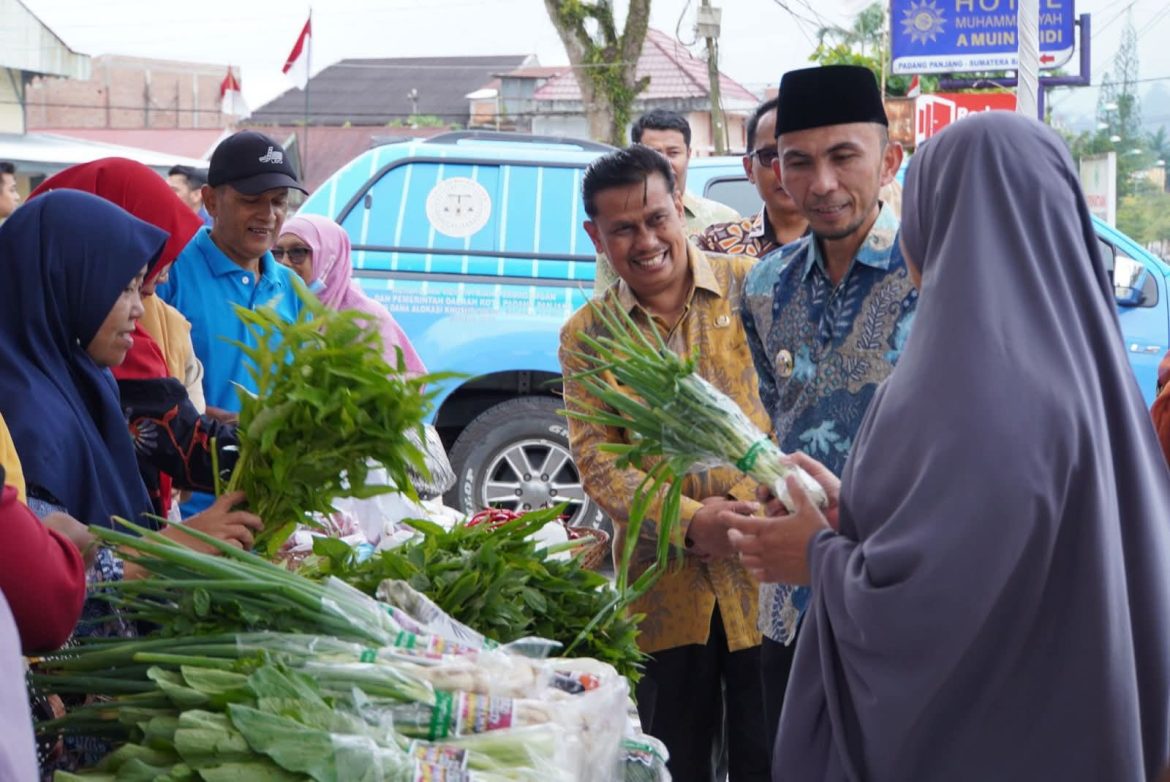 Diapresiasi Wakil Wali Kota,  Gerakan Pangan Murah Di Masjid Taqwa Muhammadiyah Padang Panjang