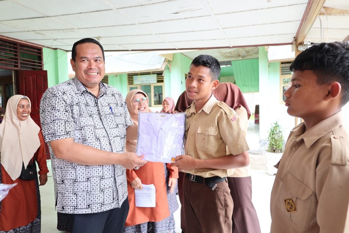 Wali Kota Pariaman Serahkan Seragam Sekolah Bagi Siswa Keluarga Kurang Mampu Di SMP