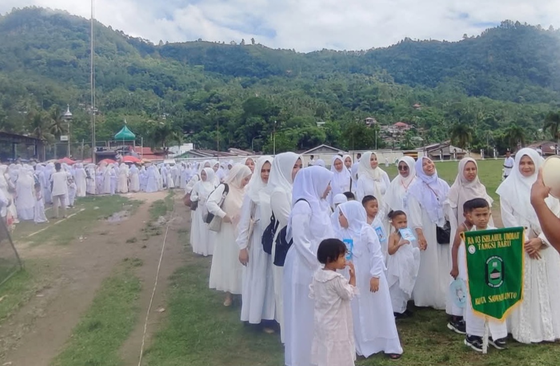 260 Siswa Raudhatul Athfal  Se-Kota Sawahlunto Ikuti  Peragaan Manasik Haji  di Lapangan Ombilin Sawahlunto