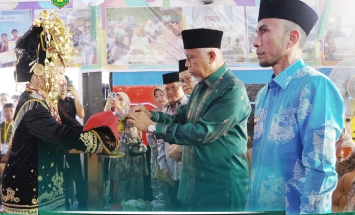 Dibuka Gubernur Mahyeldi, 4.200 Peserta Di Sumbar Ikuti Kegiatan Batik Birru Di SMAN 1 Padang Panjang
