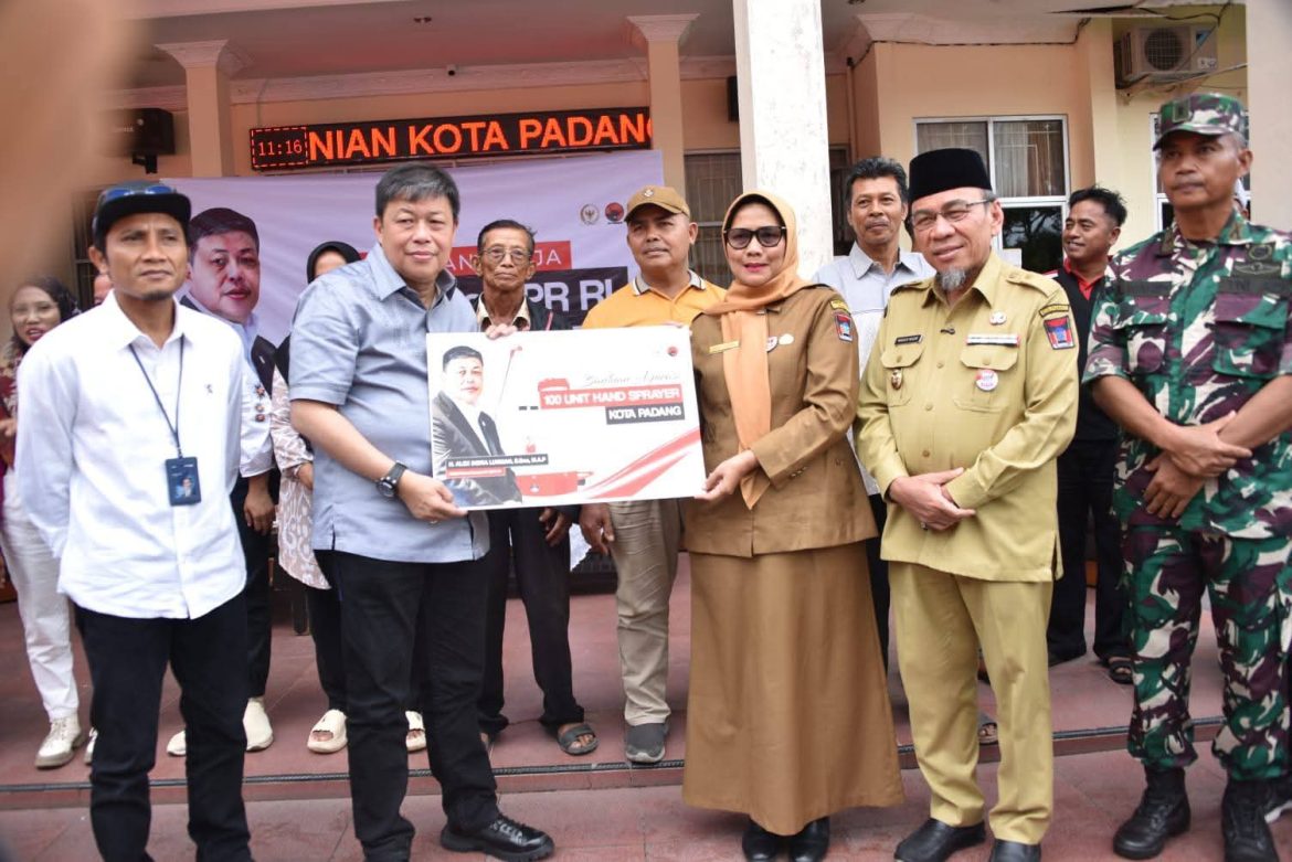 Wakil Ketua Komisi IV DPR RI H  Alex Indra Lukman Serahkan Bantuan  Alsintan Untuk Kelompok Tani Dan KWT Se-Kota Padang