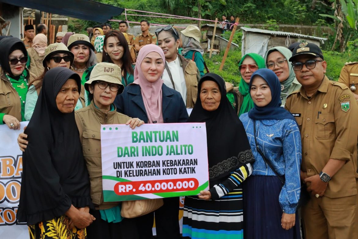 Indo Jalito Peduli  Serahkan Bantuan Rp 40 Juta Untuk Korban Kebakaran Di Koto Katik Padang Panjang