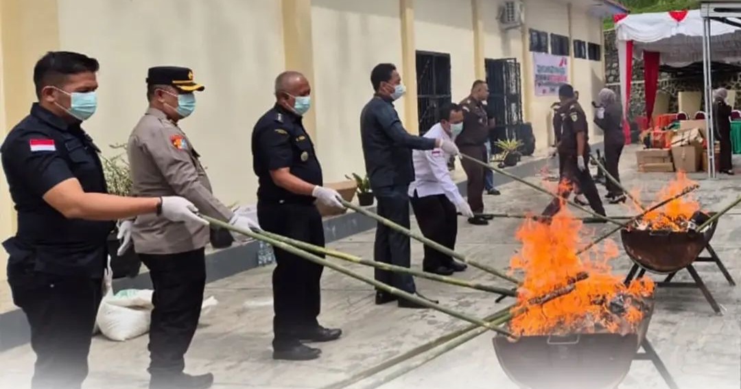 Kejaksaan Negeri Tanah Datar Lakukan Pemusnahan Barang Bukti Narkotika dan Barang Bukti Lainnya yang Telah Berkekuatan Hukum Tetap