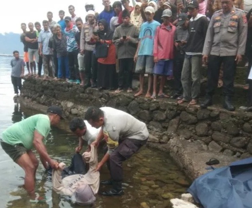 Perempuan Tanpa Identitas Ditemukan Tak Bernyawa Di Pinggir Danau Maninjau