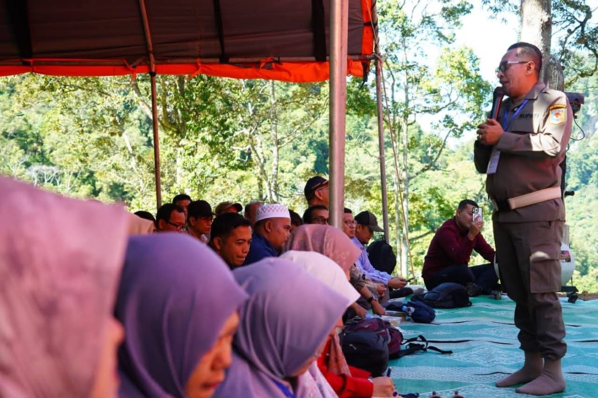 184 Pejabat Mengikuti Rakor  Bersama Bupati Tanah Datar  Dialam Terbuka  Di Kawasan Bukik Mantobak Nagari Tapi Selo Kecamatan Lintau