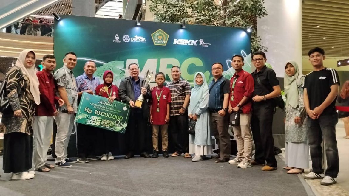 Dua Siswa MIN  2 Sawahlunto  Juara Pertama  Mobile Robot Labirin Madrasah Robot Competition 2025