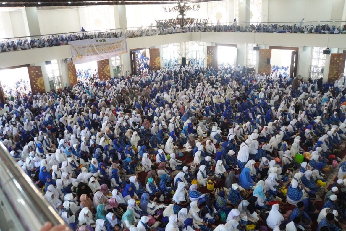 Ribuan Jemaah BKMT Se-Sumbar Gelar Pengajian dan Pertemuan Akbar di Islamic Centre Kota Padang Panjang