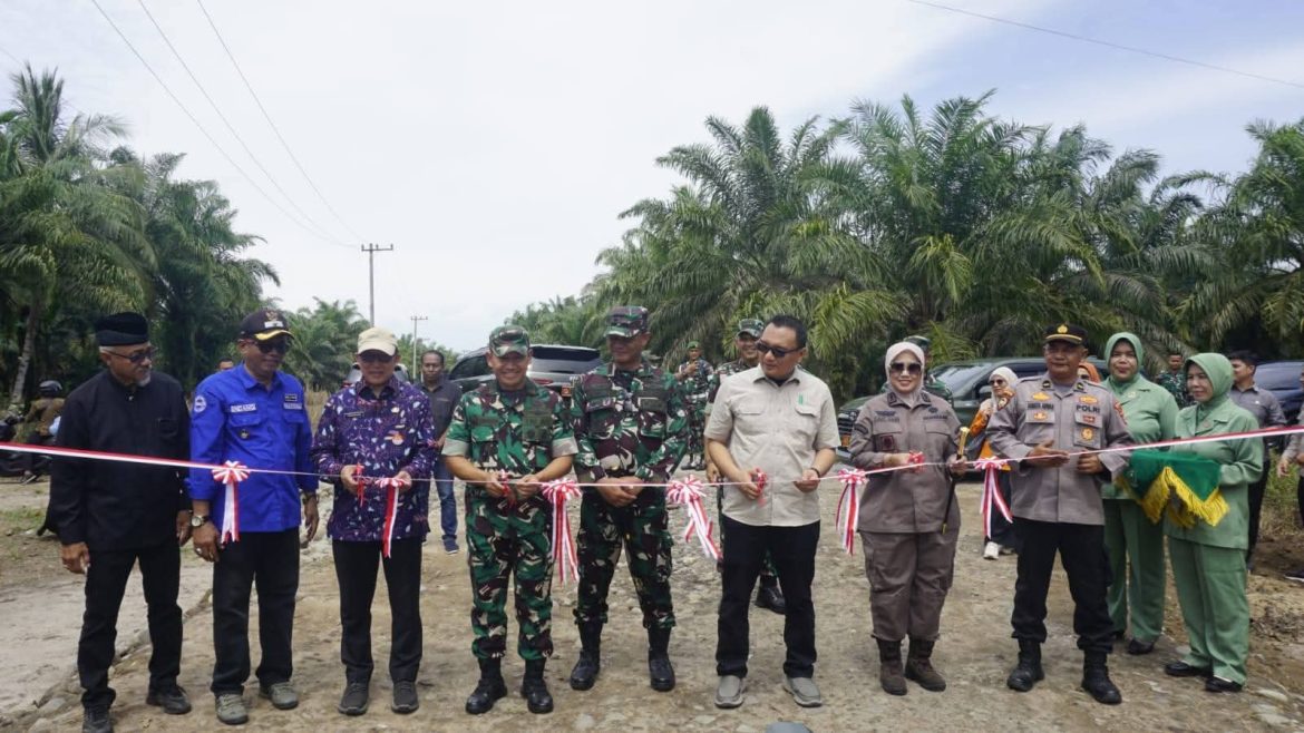 Kasdam XX/TIB Brigjen TNI Tutup TMMD Ke-126 Di Lapangan Bola Mandiangin Nagari Katiagan Kecamatan Kinali