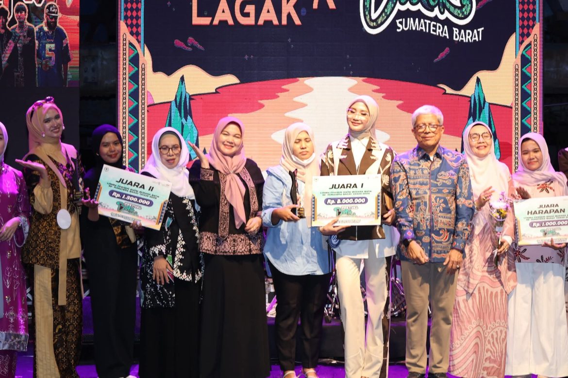 Karya Busana Batik  Dekranasda Kota Pariaman Meraih Juara 1 Festival Batik Sumbar Di Sawahlunto
