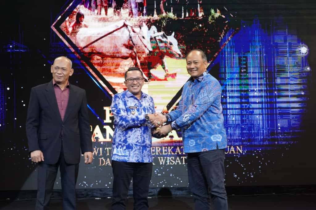 Diterima Bupati, Tanah Datar Terima Penghargaan  RRI Award 2025 Kategori Fotografi Jurnalistik Terbaik