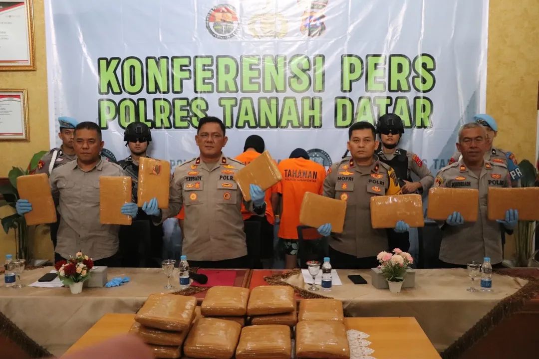 27 Paket Ganja Disita di Jalan Raya Ombilin, Tiga Pengedar Dibekuk Polisi!”