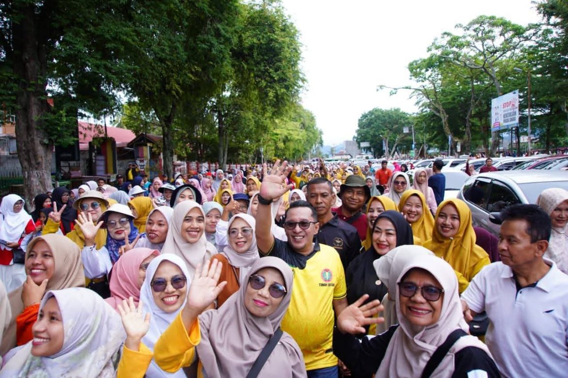 Dilepas Bupati, Ribuan Guru se Tanah Datar Ikuti Jalan Jantung Sehat Di Lapangan Cindua Mato Batusangkar