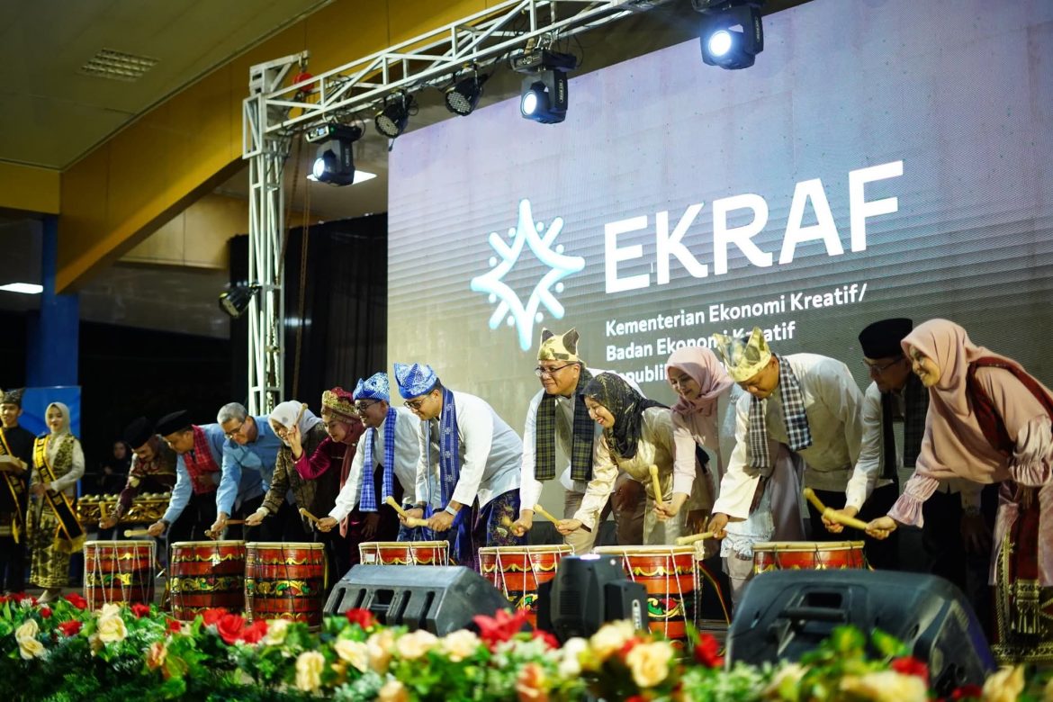 Menteri Ekonomi Kreatif  RI Resmikan Tanah Datar Ekraf Fest dan Launching  Creative Hub Di Lapangan Cindua Mato Batusangkar