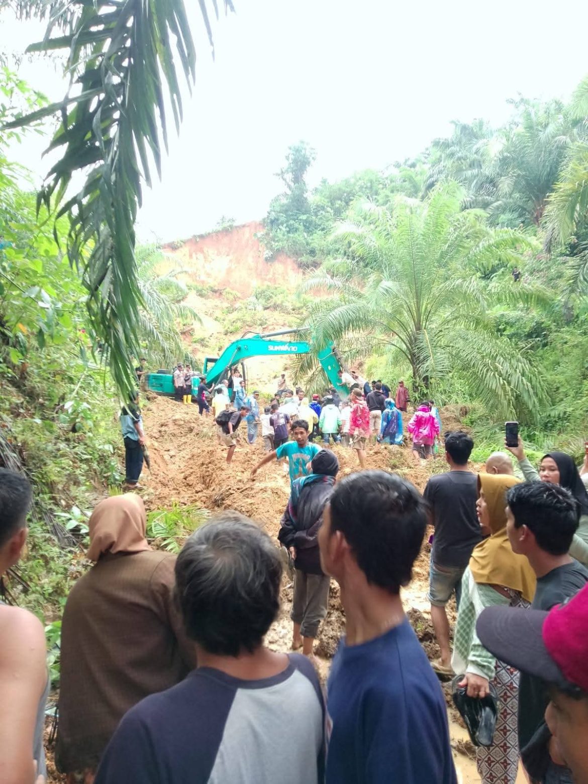 Bupati Pasbar Kunjungi Rumah Korban Longsor  Dan Berikan Bantuan kepada Warga Yang Mengunsi