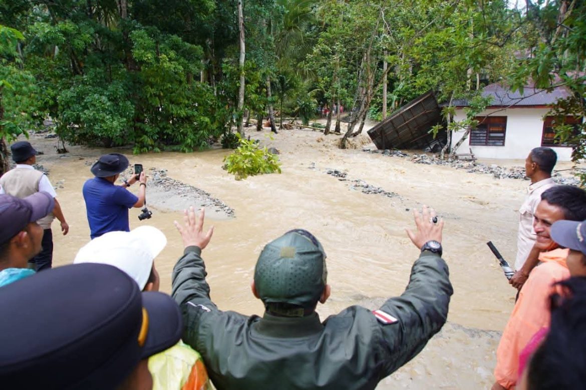 Bupati Tanah Datar Kunjungi Warga Terdampak Derasnya Aliran Batang Baiang  Dan Putusnya akses permukiman