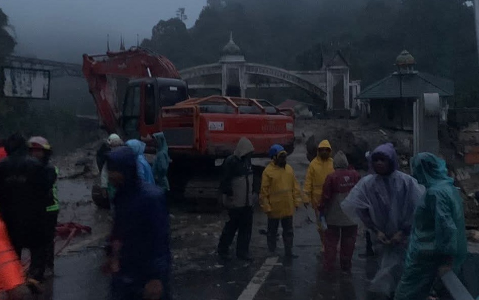 Hingga Malam, Pencarian Korban Dan Pembersihan Material Longsor Dikerahkan  Di Jembatan Kembar  Silaing Bawah Padang Panjang