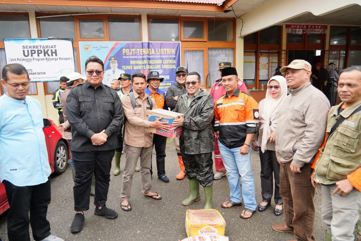 Bupati Dan Wakil Bupati Terus Kunjungi dan Berikan Bantuan Untuk  Warga Yang Kena Musibah Pasca Bencana Alam