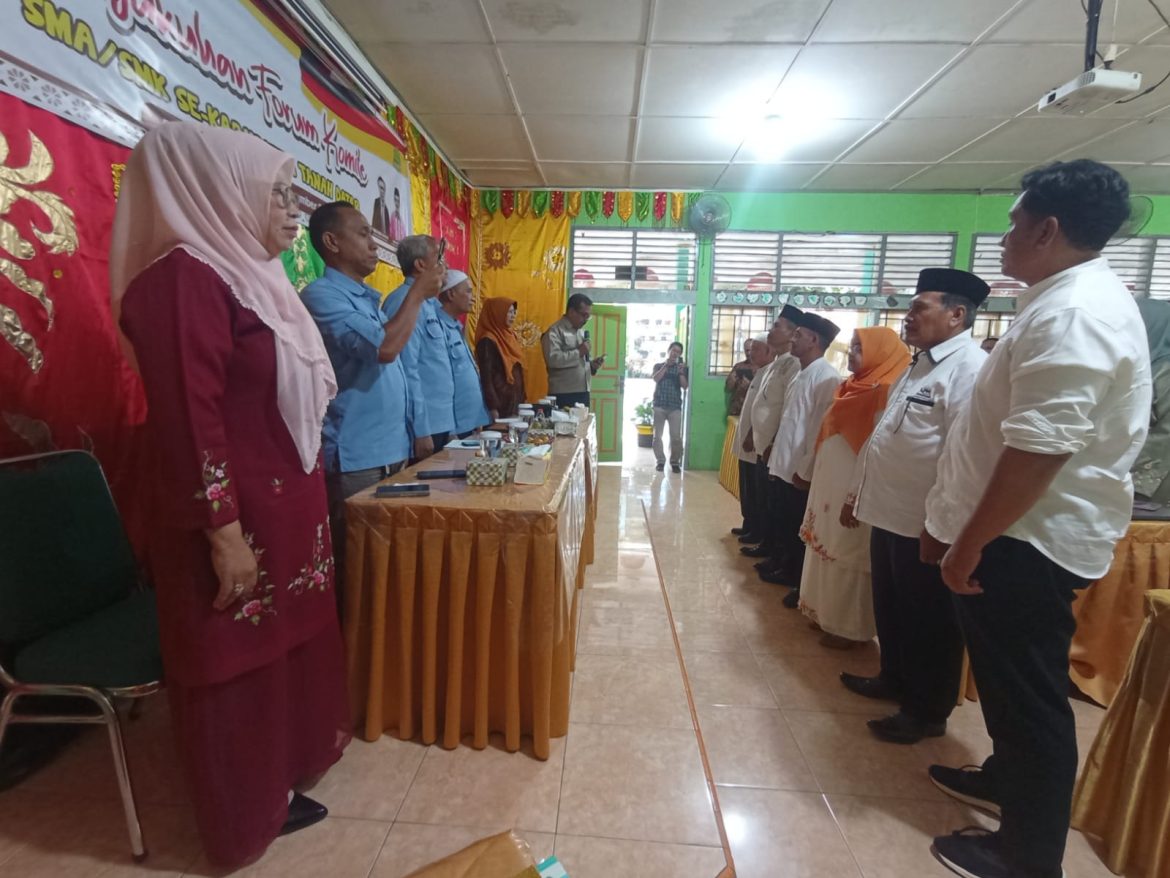 Drs. H. Rosfaeril, MM Dikukuhkan Sebagai Ketua Forum Komite SMA/SMK se Kabupaten Tanah Datar