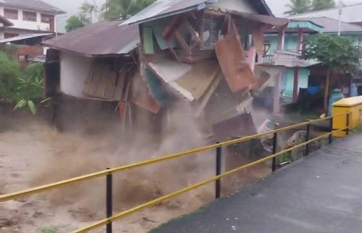 Banjir Malalo Hanyutkan Rumah dan Jembatan, Warga diminta Waspada