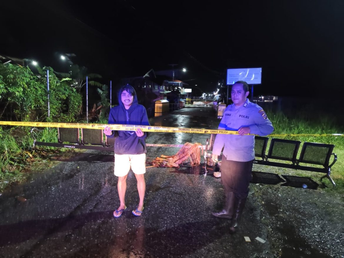 Hindari Kecelakaan, Polsek Batipuh Selatan Pasang Garis Polisi di Jembatan Yang Rusak Di Malalo