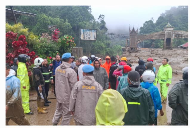 BANJIR BANDANG TERJANG JEMBATAN KEMBAR, KAPOLRES PADANG PANJANG : ENAM  KORBAN TELAH DIEVAKUASI