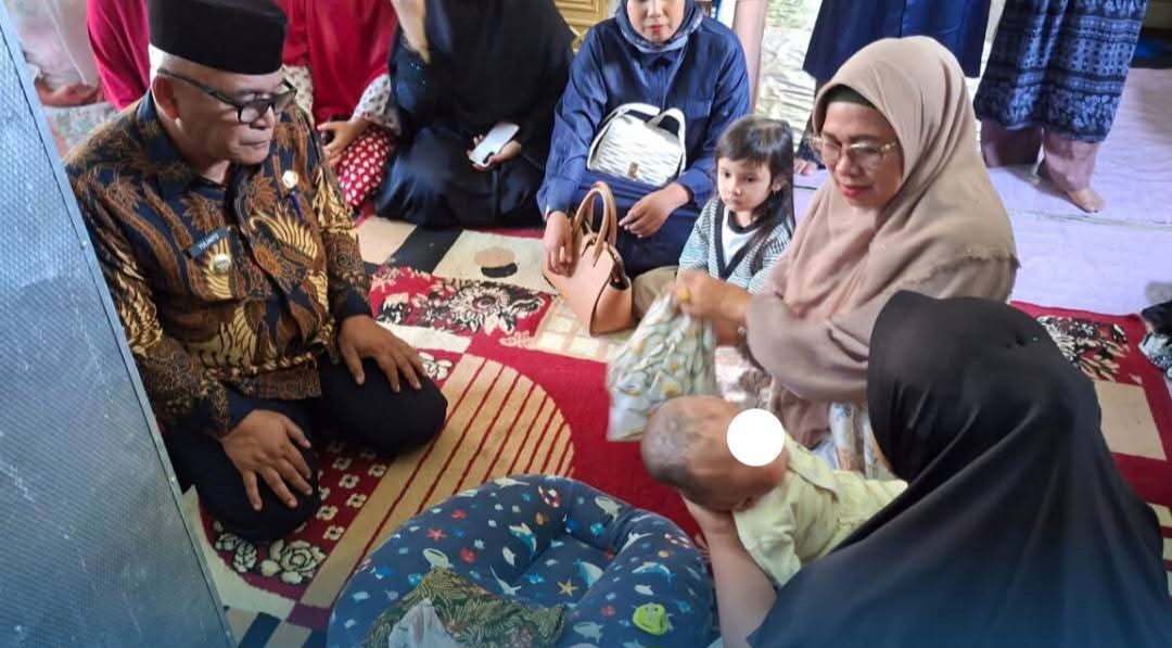 Bupati Pasbar Sampaikan Empati Setelah melihat Kondisi Bayi Pasca Operasi Di Jorong Rimbo Binuang Timur, Nagari Lingkuang Aua Timur