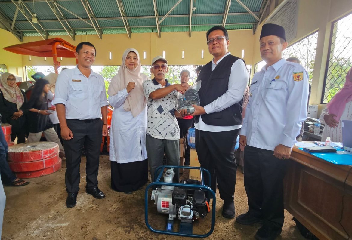 Wakil Bupati Tanah Datar Serahkan  Bantuan Alsintan Kepada  38 Kelompok Tani  Dari Anggota DPR RI Kartika Sandra Desi Dan Allex Indra Lukman