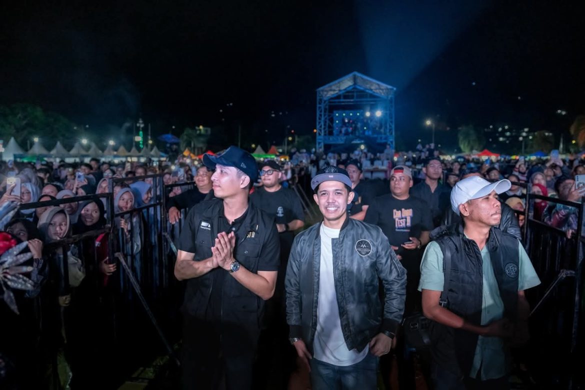 Ribuan Warga Sawahlunto Saksikan Konser Era Baru Fest II Dari  Band Ibu Kota Nidji di Lapangan Ombilin