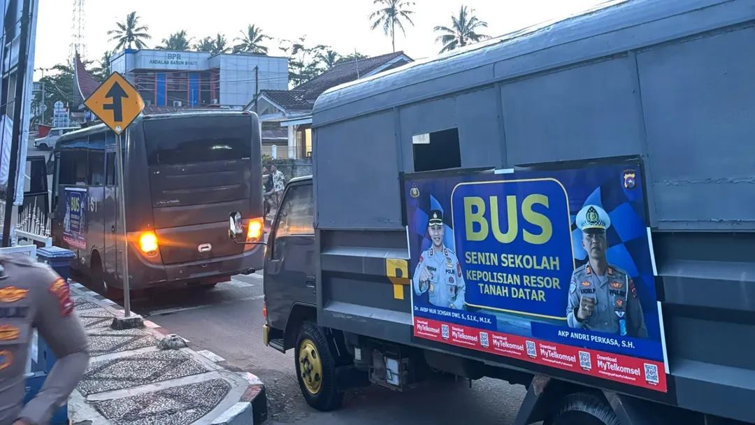 Polres Tanah Datar Launching Program “Bus Senin Sekolah Gratis”