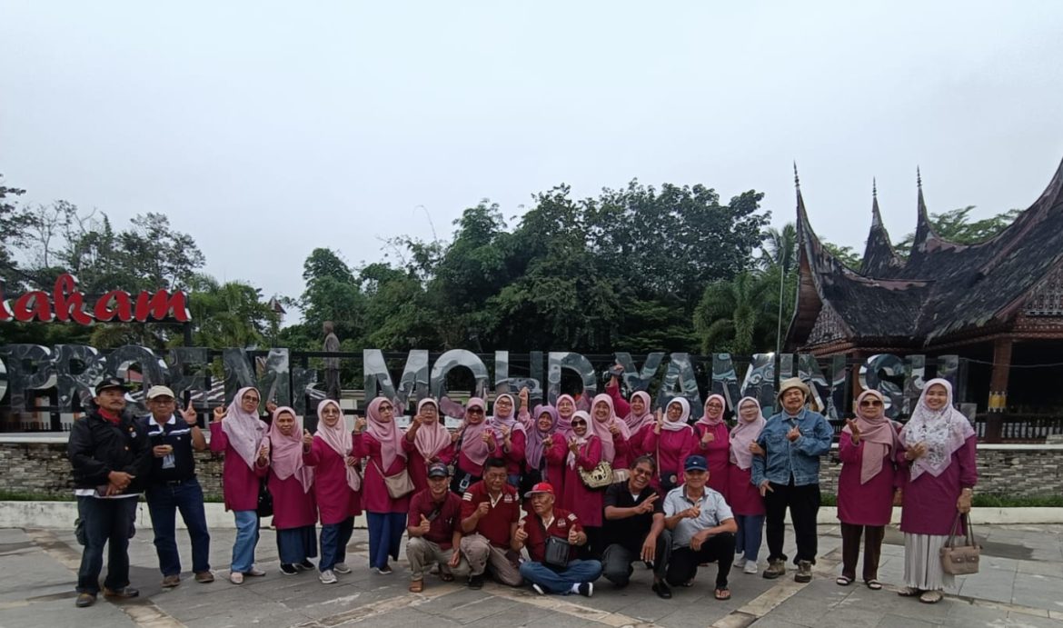 Keluarga Besar Arai Pinang 1 Kubu Rajo Nagari Lima Kaum Ziarah ke Makam Pahlawan Prof. Moh. Yamin