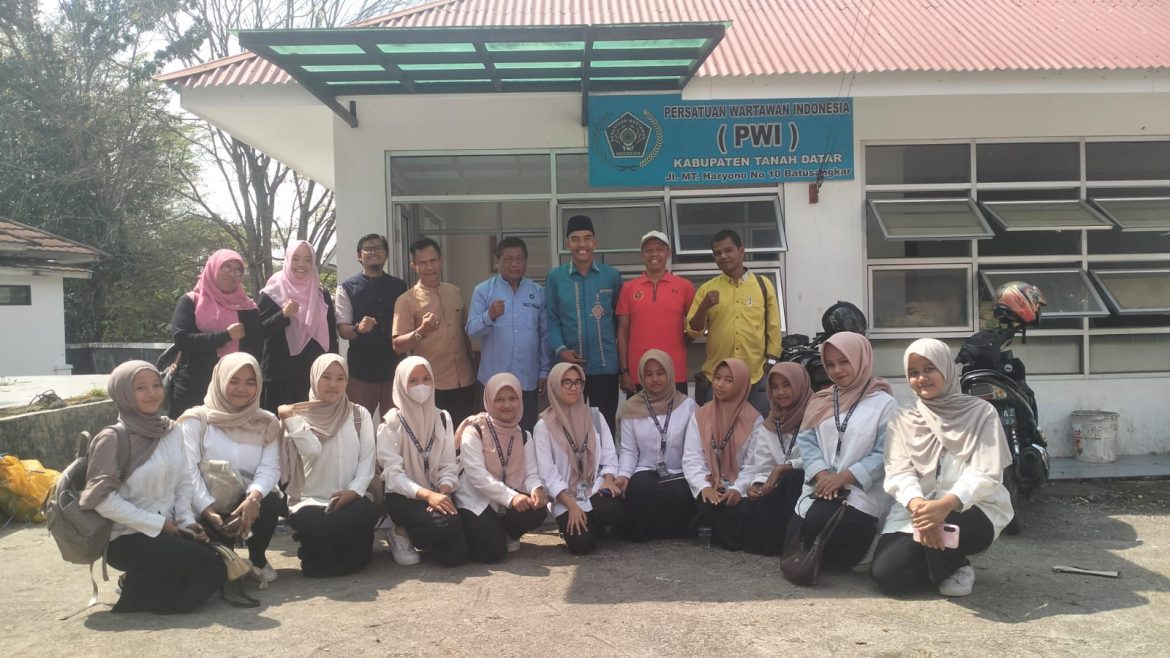 Peserta Pelatihan Jurnalistik SMAN 2 Lintau Kunjungi PWI Tanah Datar