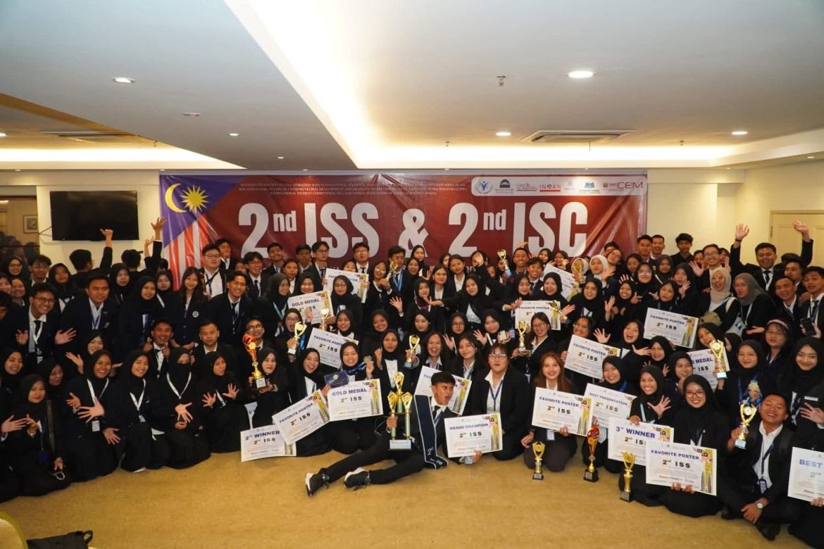 Dua Siswi SMAN 1 Padang Panjang  Raih Medali Perunggu di Malaysia