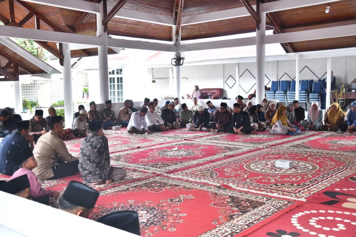 Walikota Bersama Wakil Walikota Sawahlunto Silaturahmi Dengan Warga Sekitar Rumah Dinas Dan Anak Yatim