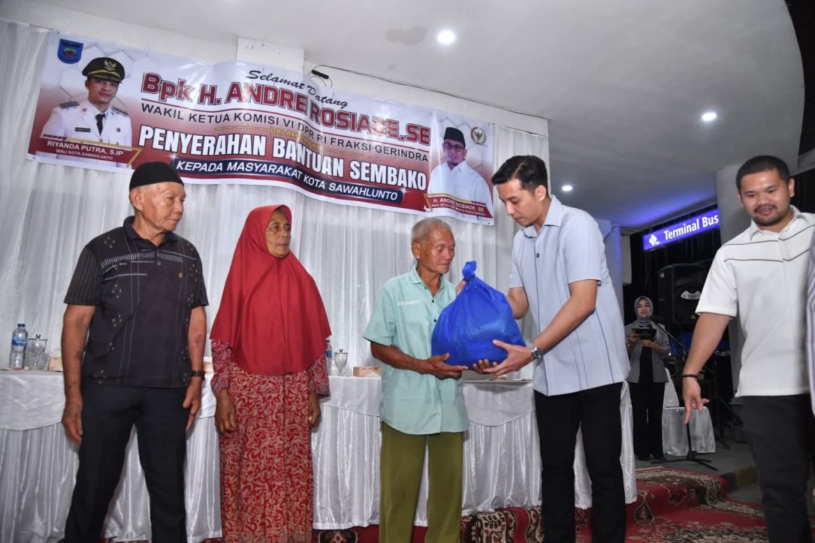 Wali Kota Didampingi Wakil Wali Kota Salurkan Bantuan Paket Sembako Anggota DPR RI Andre Rosiade Kepada Warga Sawahlunto