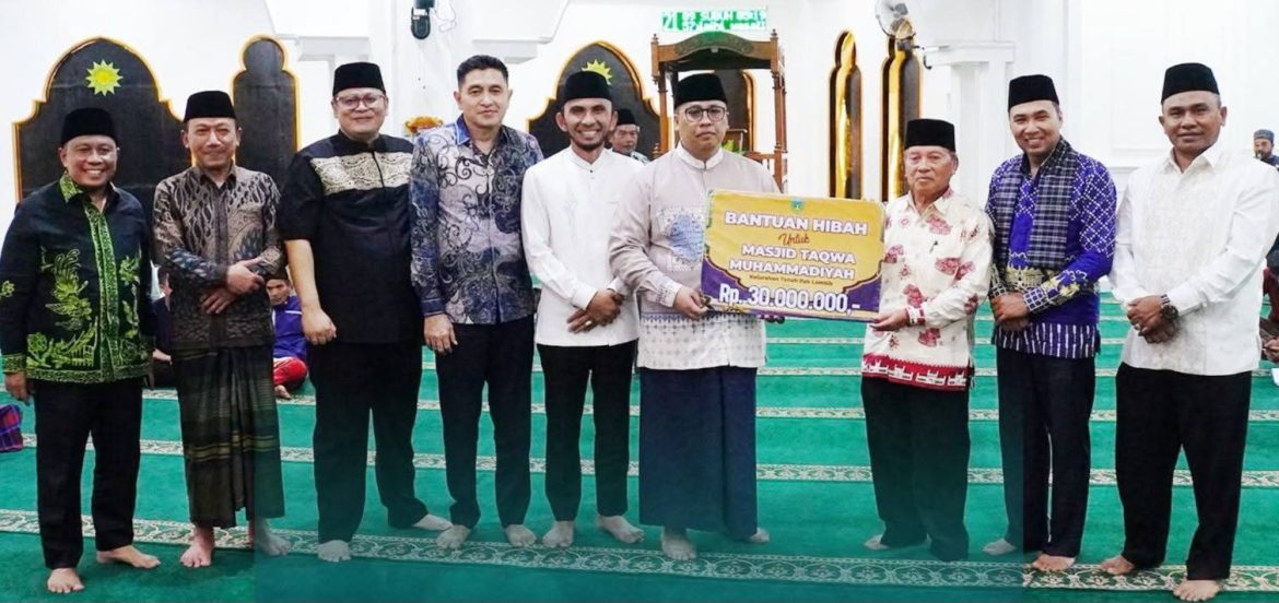 Wali Kota Padang Panjang Serahkan Bantuan Untuk Masjid Taqwa Muhammadiyah Sebesar Rp 30 Juta