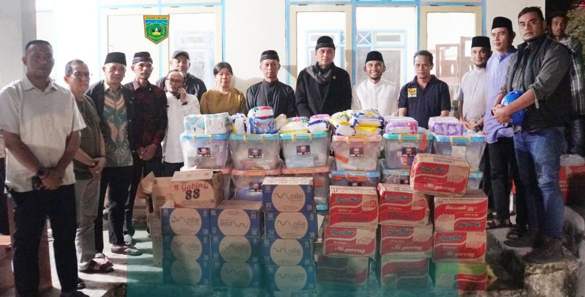 Wakil Wali Kota  Serahkan Bantuan  Kepada  korban Kebakaran Sungai Andok Padang Panjang