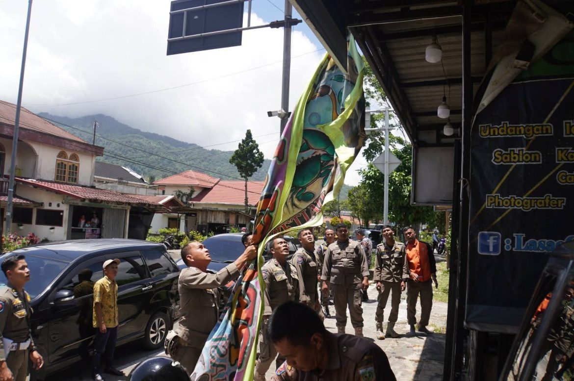 Pemko Padang Panjang Tertibkan Spanduk dan Booth Pedagang di Jalan Utama Kota