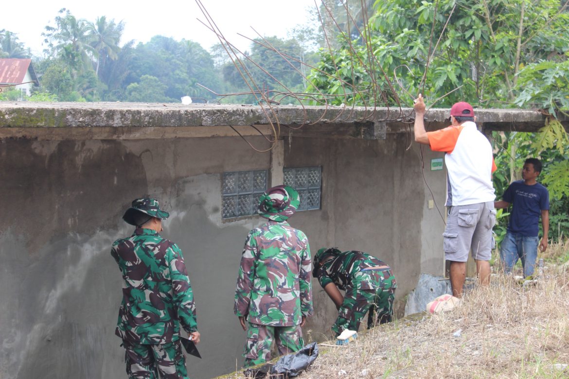 Satgas TMMD Ke-127 Kodim 0307/Tanah Datar Renovasi MCK Mushola Nurul Falah Jorong Gudam Pagaruyung