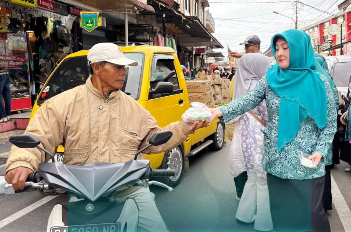 Tim Penggerak PKK Kota Padang Panjang Berbagi Takjil Di kawasan Pasar Dan Depan Gedung M Syafei