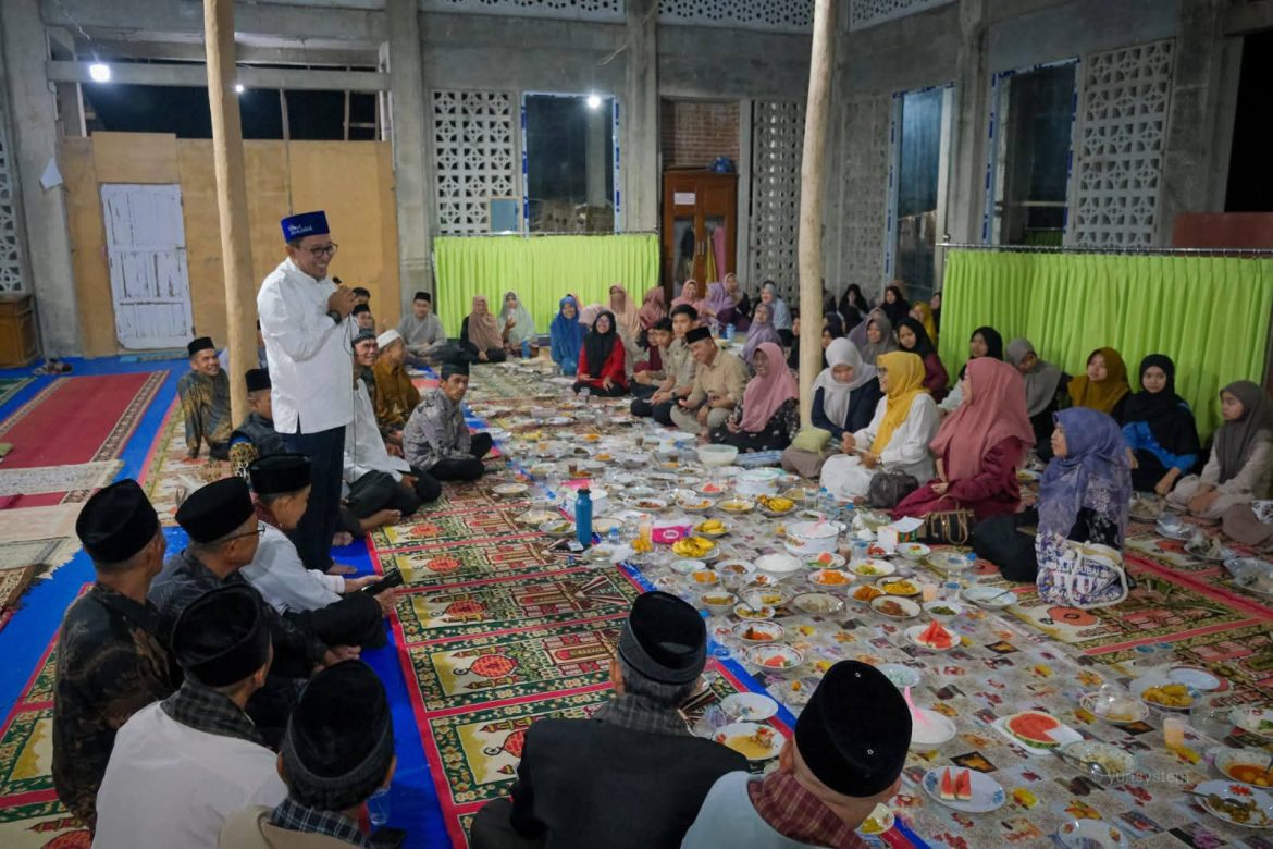 Bupati Tanah Datat Buka Puasa Bersama Masyarakat Dan Anak Yatim di Masjid Nurul Iman Batu Bulek