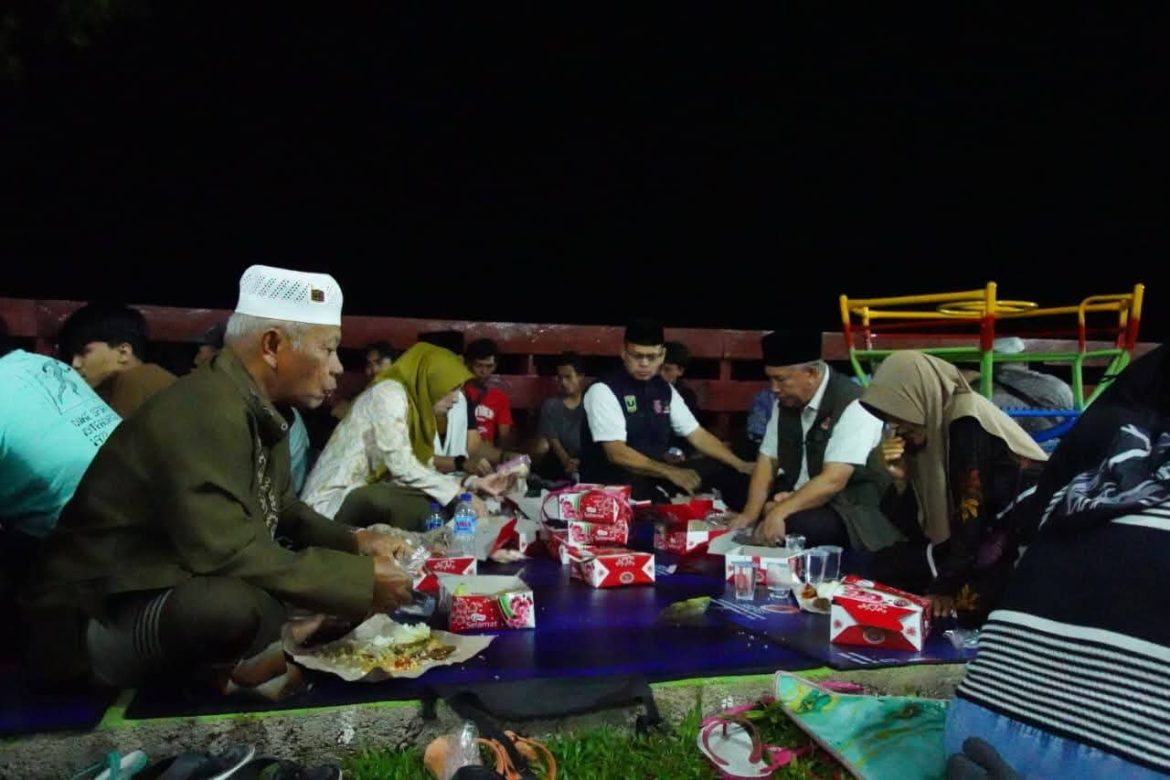 Bupati Tanah Datar Sahur Bersama Penghuni Huntara di Guguak Malalo