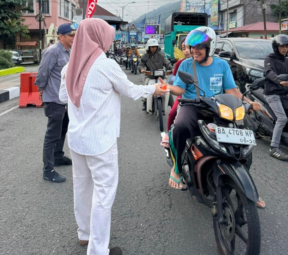 TP PKK Berbagi Takjil Untuk Warga Padang Panjang