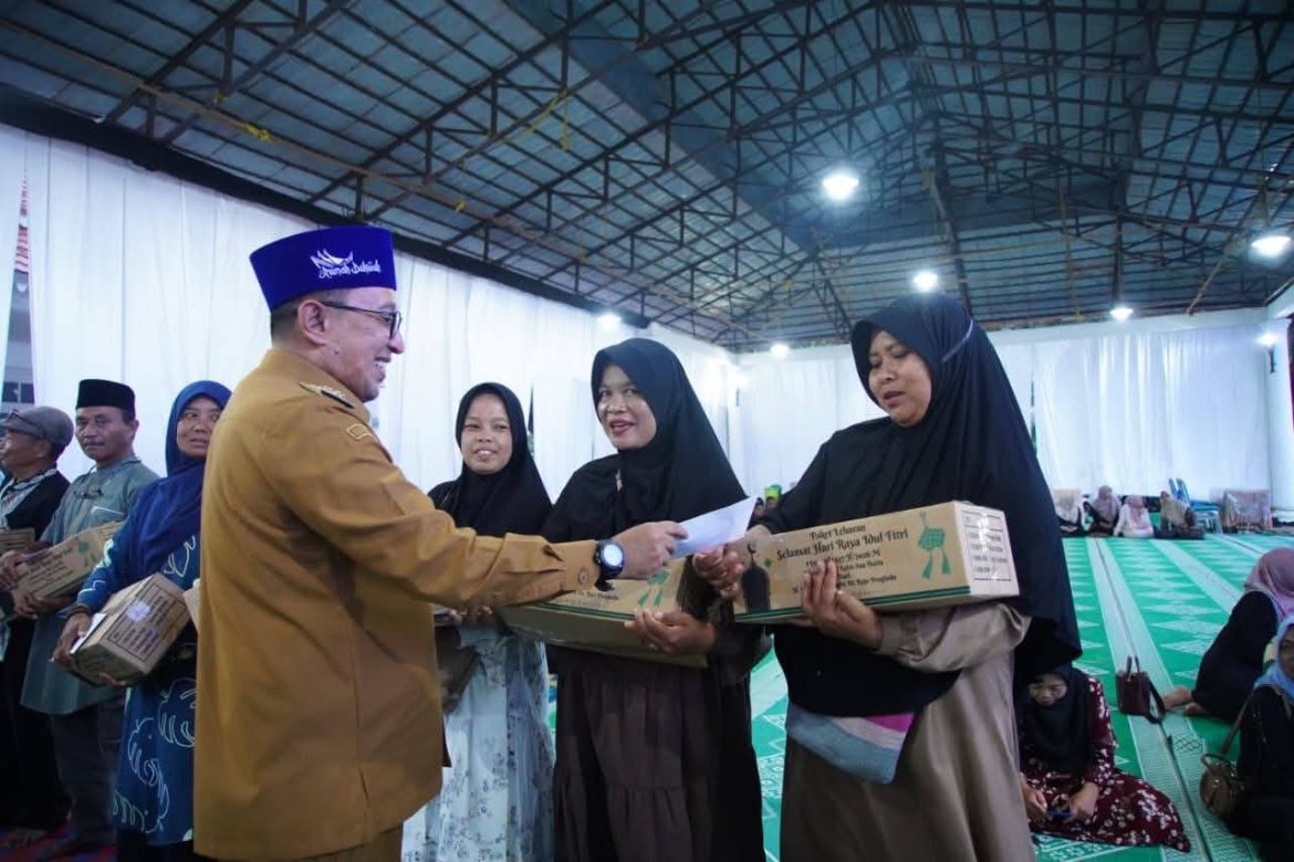 Bupati Tanah Datar Buka Bersama Dengan Petugas Kebersihan Kota Batusangkar