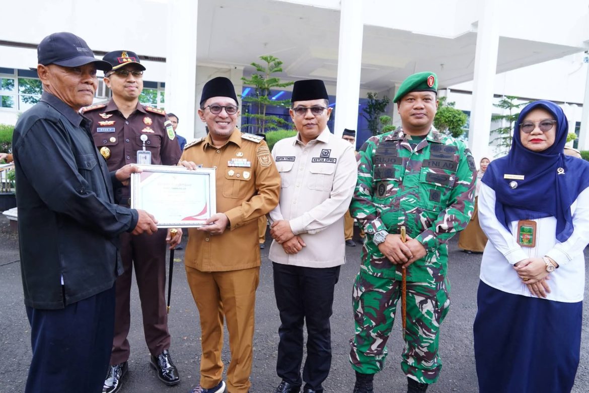 Bupati Tanah Datar Berikan Penghargaan Kepada  Mak Enek Yang  Temukan Korban Tenggelam Di Danau Singkarak